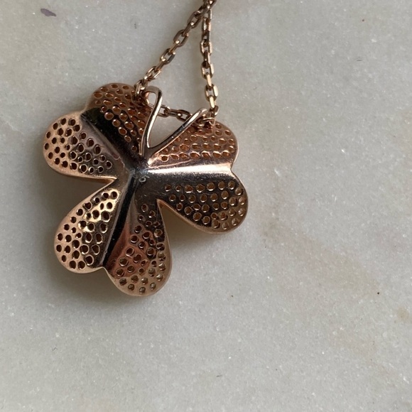 𝅺rose gold plated micropavé flower necklace - Picture 5 of 11